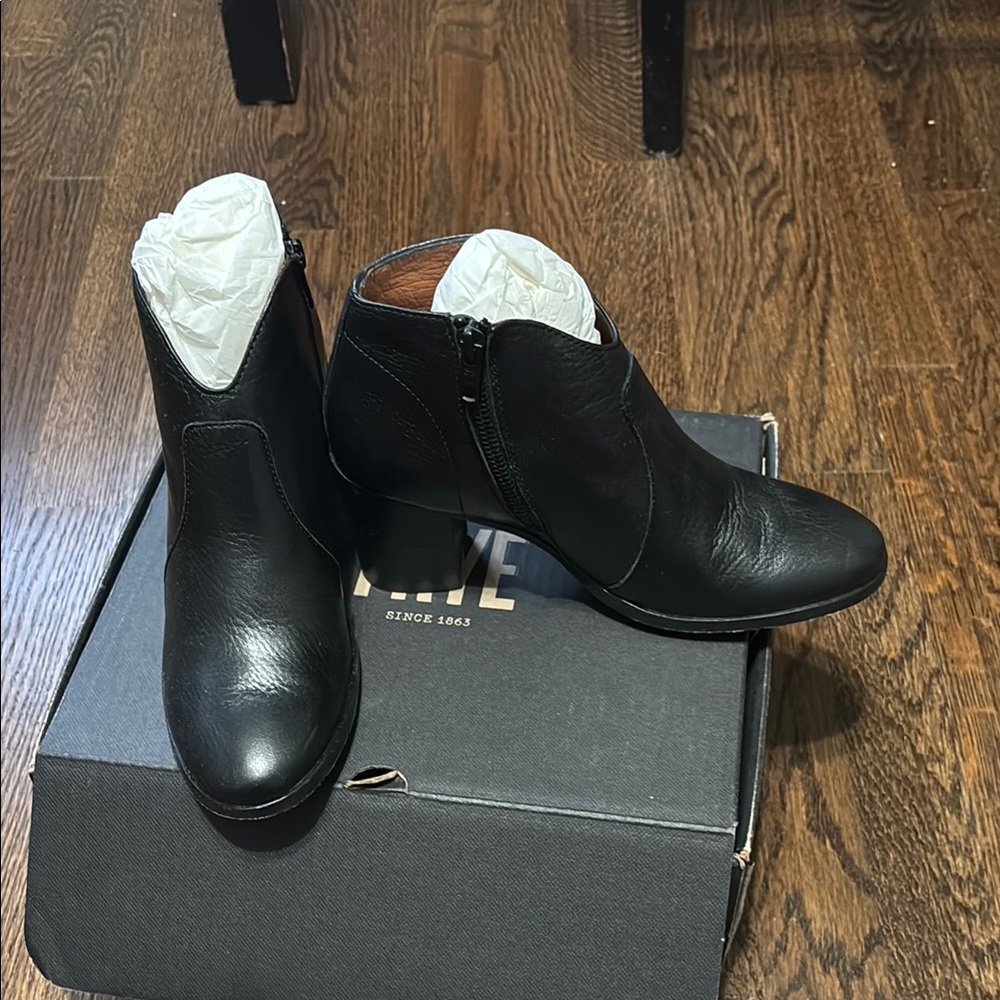 Frye Nora Zip Short Boots Size 6.5